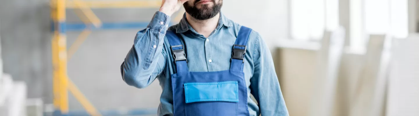 man with vr helment on jobsite