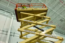 Extended scissor lift 