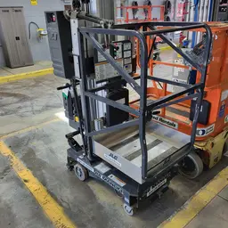 2019 JLG 25AM-DC Pusharound Lift